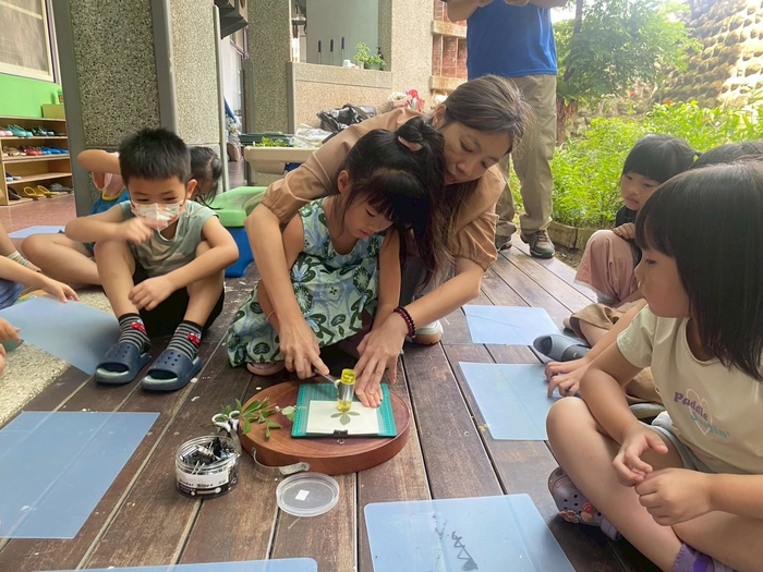 自然探索課程活動－植物敲染手作圖片