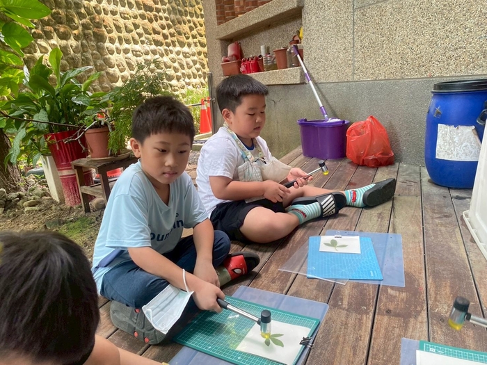 自然探索課程活動－植物敲染手作圖片